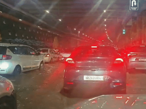 गुरुग्राम से एयरपोर्ट को कनेक्ट करने वाली द्वारका एक्सप्रेसवे टनल में भी दिल्ली एरिया में जलभराव हो गया था। इसके कारण भी ट्रैफिक स्लो रहा।