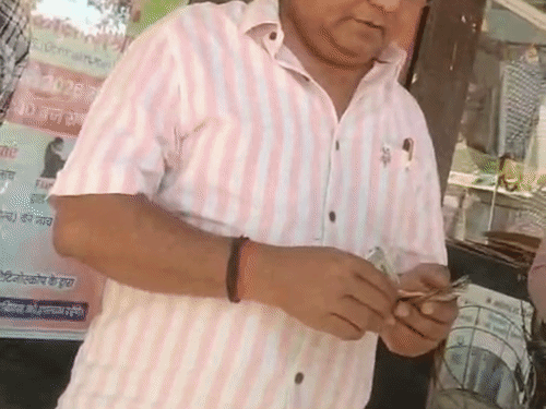 वार्ड बॉय की नौकरी के नाम पर भाजपा से निष्कासित पूर्व महामंत्री कृष्णा अवस्थी पर 6 लाख लेने का आरोप, पैसे लेते वीडियो में कैद