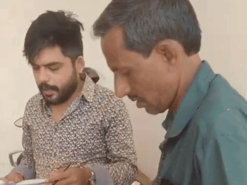 प्रणव अवस्थी बलौदाबाजार कलेक्ट्रेट परिसर स्थित कैंटीन में मिला और वहां युवकों से दस्तावेज लिए और कागजों पर कराए हस्ताक्षर