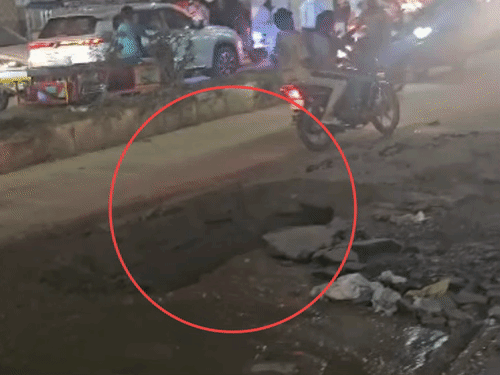 बरसत रोड स्थित सचदेवा गार्डन के सामने नगर निगम की ओर से खोदा गया गड्ढा।