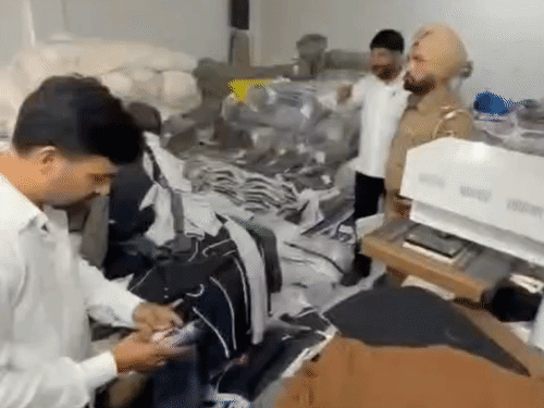 माल की चेकिंग करते अधिकारी।