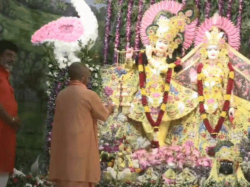 CM योगी ने श्रीकृष्ण जन्मभूमि में पूजा-अर्चना की।