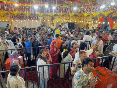 श्री गोपीनाथ जी मंदिर में बड़ी संख्या में श्रद्धालु दर्शन के लिए पहुंचे।