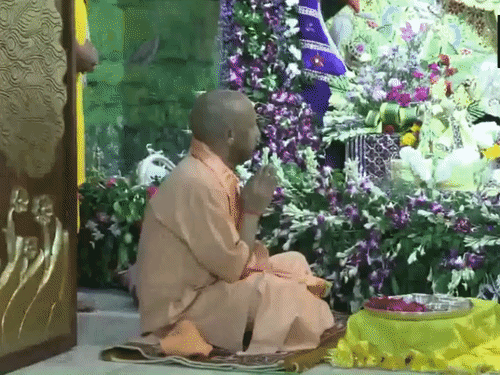 सीएम योगी ने श्रीकृष्ण जन्मभूमि मंदिर में भगवान श्रीकृष्ण के सामने हाथ जोड़कर बैठकर प्रार्थना की।
