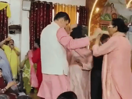 कानपुर में जन्माष्टमी कार्यक्रम में विधानसभा अध्यक्ष सतीश महाना भी भक्ति में सराबोर नजर आए। उन्होंने भजन और धार्मिक गीतों पर महिलाओं के साथ डांस किया।