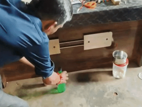 शिक्षक पर नशे में स्कूल आने का आरोप; ग्रामीण बोले-मैन्यू के मुताबिक नहीं मिलता मिड-डे मील|गरियाबंद (छत्तीसगढ़),Gariaband - Dainik Bhaskar
