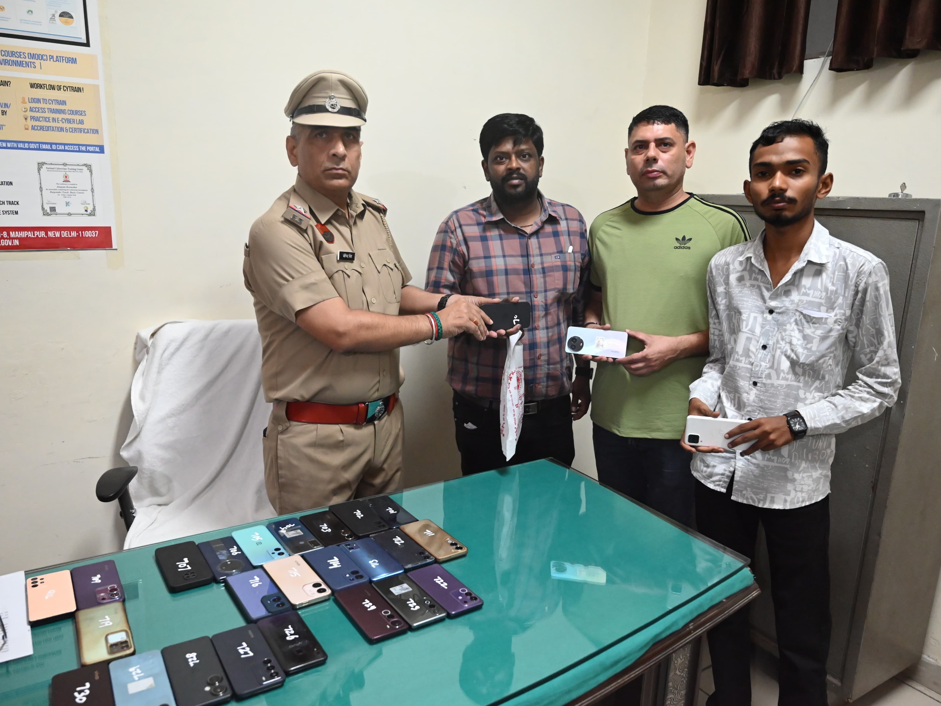 सात लाख रुपए कीमत, पुलिस अफसरों ने मालिकों को वापस लौटाए|गोहाना,Gohana - Dainik Bhaskar