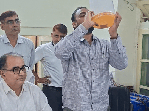 नामांकन पत्र में चुनाव चिन्ह की वरीयता सूची में पहले नंबर पर एक ही सिंबल की मांग की थी उसके लिए लॉटरी निकाली गई और फिर जो लॉटरी में जीतने वाले को सिंबल दिया गया।
