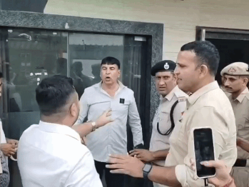 फरीदाबाद सीलिंग कार्रवाई में डीटीपी से भिड़ा रिटायर्ड सब इंस्पेक्टर। - Dainik Bhaskar