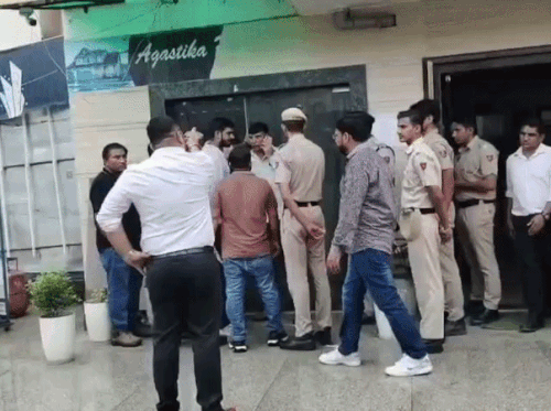 डीटीपी यजन चौधरी ने बताया कि व्यावसायिक गतिविधियां चलाए जाने की शिकायत मिली थी।