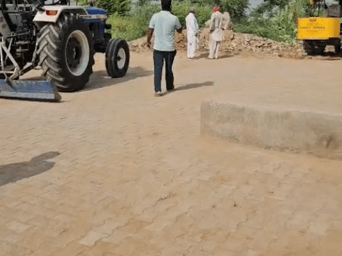 गांव में शहीद का पार्थिव शरीर आने से पहले अंतिम संस्कार के लिए तैयारी करते हुए ग्रामीण और सरपंच बेअंत सिंह
