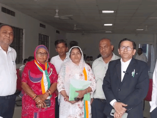 कांग्रेस के कई बागियों ने पार्टी कैंडिडेट्स के समर्थन में नामांकन वापस लिया।