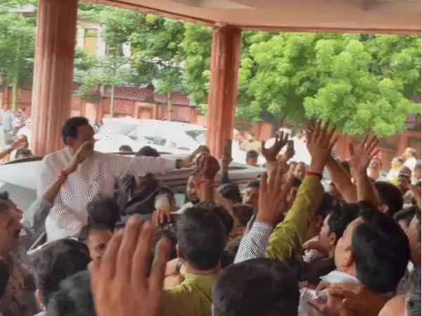 दिल्ली से दतिया लौटे नरोत्तम मिश्रा से मिलने उनके निवास पर समर्थकों की भीड़ उमड़ी।