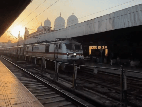 नई दिल्ली-दानापुर के बीच आरक्षित सुपरफास्ट स्पेशल ट्रेन चलेगी।