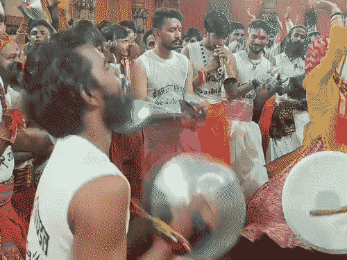 मंगला आरती के दौरान ढोल-मंजीरों की थाप पर महिलाओं ने जमकर डांस किया।