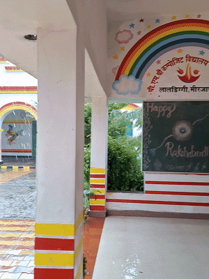 स्कूल कैंपस के अंदर हरियाली और साफ-सफाई पर खास ध्यान दिया गया था। दीवारों पर स्टूडेंट्स के लिए प्रेरणादायक लाइनें लिखी थीं।