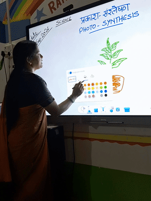 स्मार्ट क्लास में डिजिटल स्क्रीन पर टीचर पढ़ाते हैं। बच्चों के लिए यह बिल्कुल प्राइवेट स्कूल वाला माहौल देते हैं।