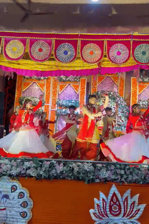 श्रीकृष्ण जन्मस्थान के लीला मंच पर लखनऊ की डॉ. श्रेया रिदम अकादमी के कलाकारों ने ‘कृष्णावतारम्’ की मनमोहक प्रस्तुति दी।