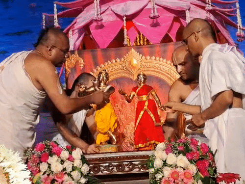 वृंदावन के चंद्रोदय मंदिर में भगवान का अभिषेक किया गया।