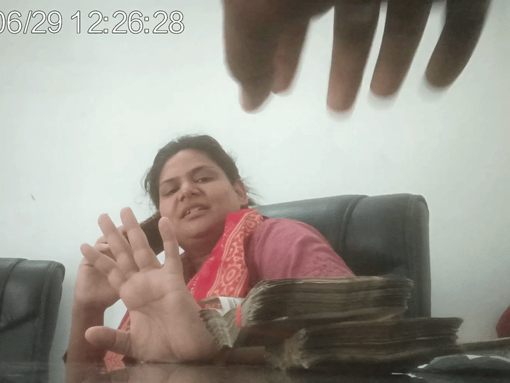 बातचीत के दौरान हमने विधायक पूजा को एक लाख दिए। रुपए वापस करते हुए विधायक बोलीं- एक साथ पूरे दीजिए।