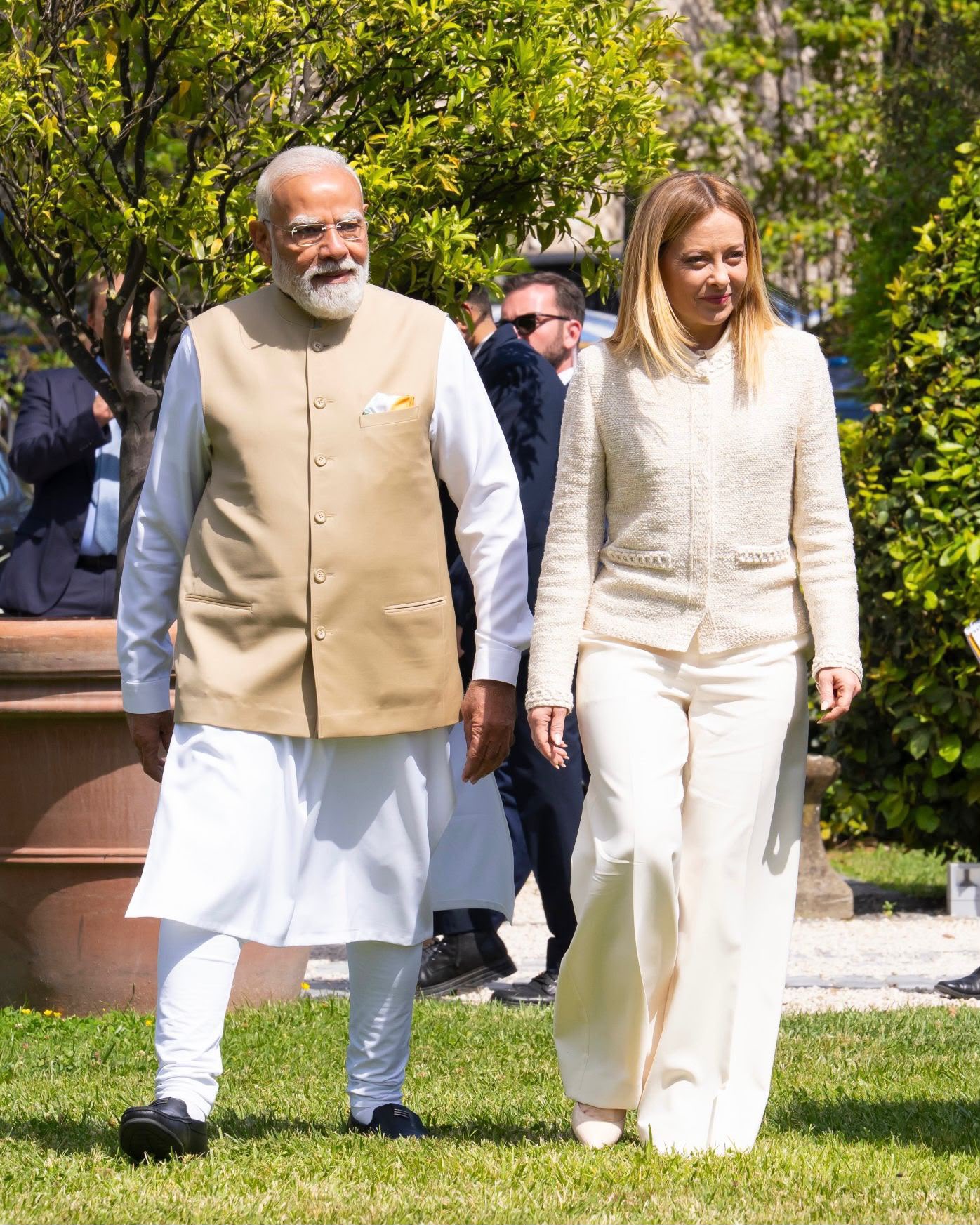 मेलोनी ने बधाई देते हुए पीएम मोदी के साथ की यह तस्वीर भी पोस्ट की थी।