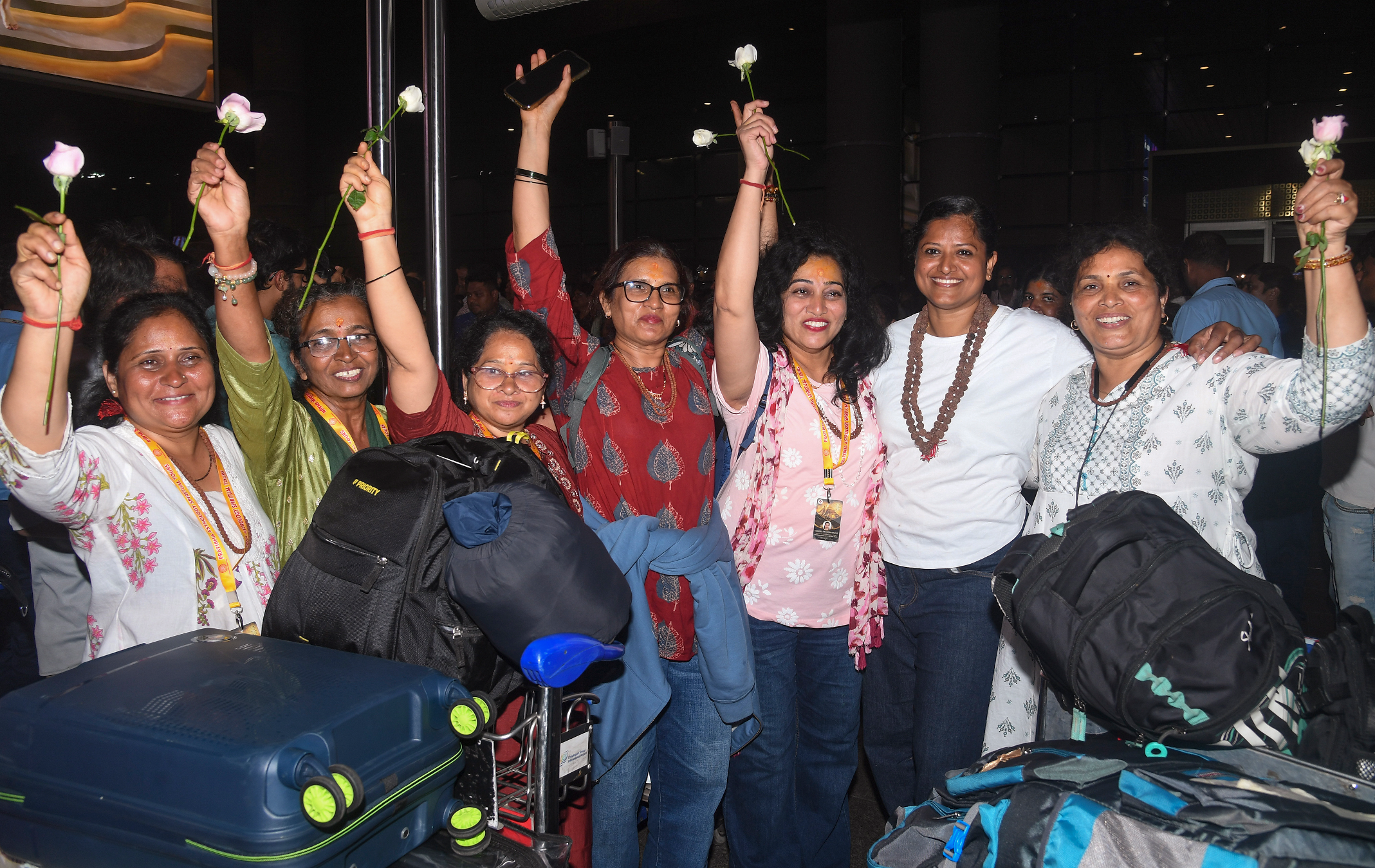 नेपाल में बाढ़ के कारण फंसे 56 यात्रियों की मुंबई वापसी। गुरुवार को छत्रपति शिवाजी महाराज अंतरराष्ट्रीय एयरपोर्ट पहुंचे यात्री।