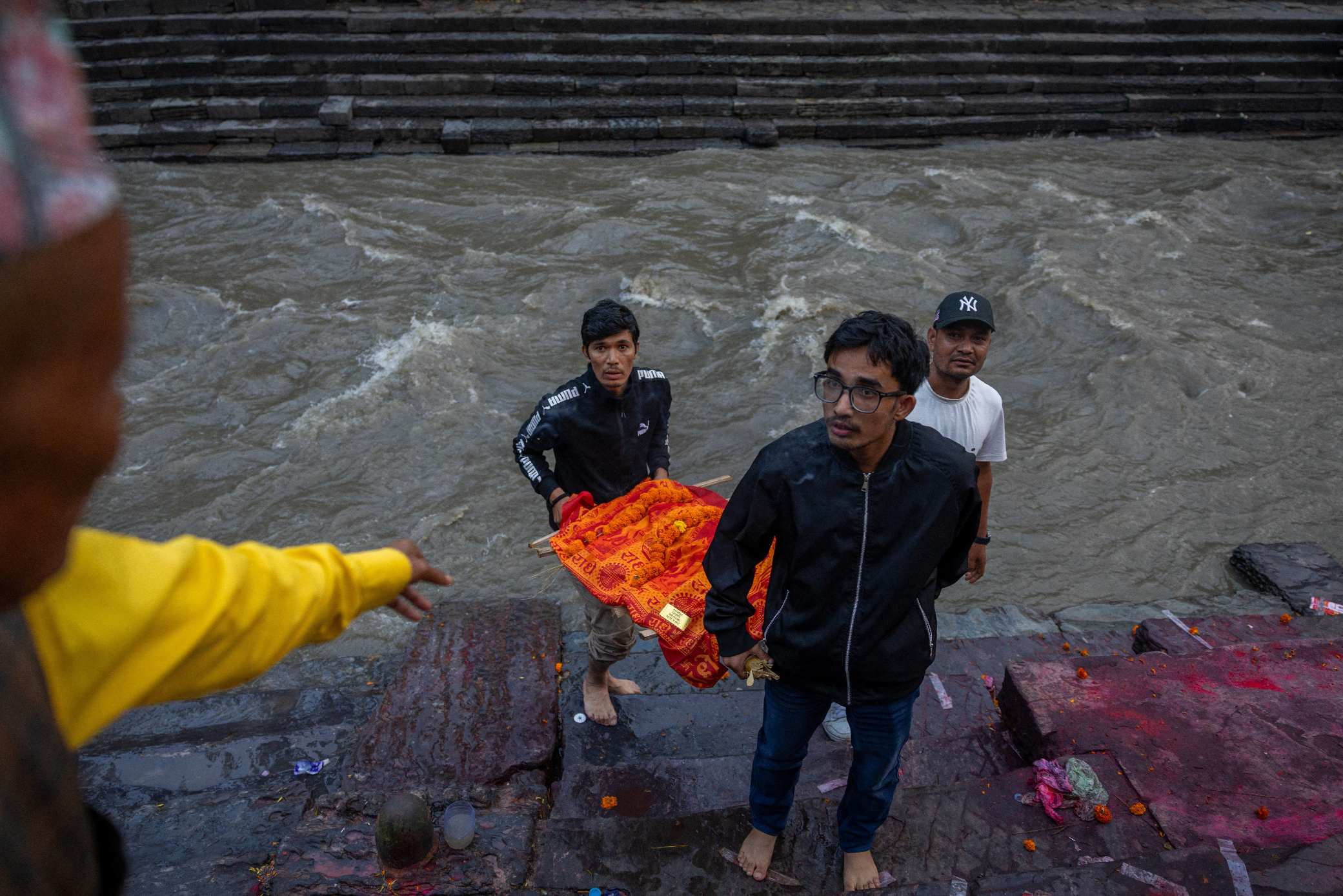 बाढ़ में 43 वर्षीय दिनेश अच्छामे की मौत हो गई। शव बरामद नहीं होने के बाद काठमांडू के पशुपतिनाथ मंदिर में अंतिम संस्कार की रस्म के दौरान परिजनों ने उनका पुतला लेकर अंतिम विदाई दी।
