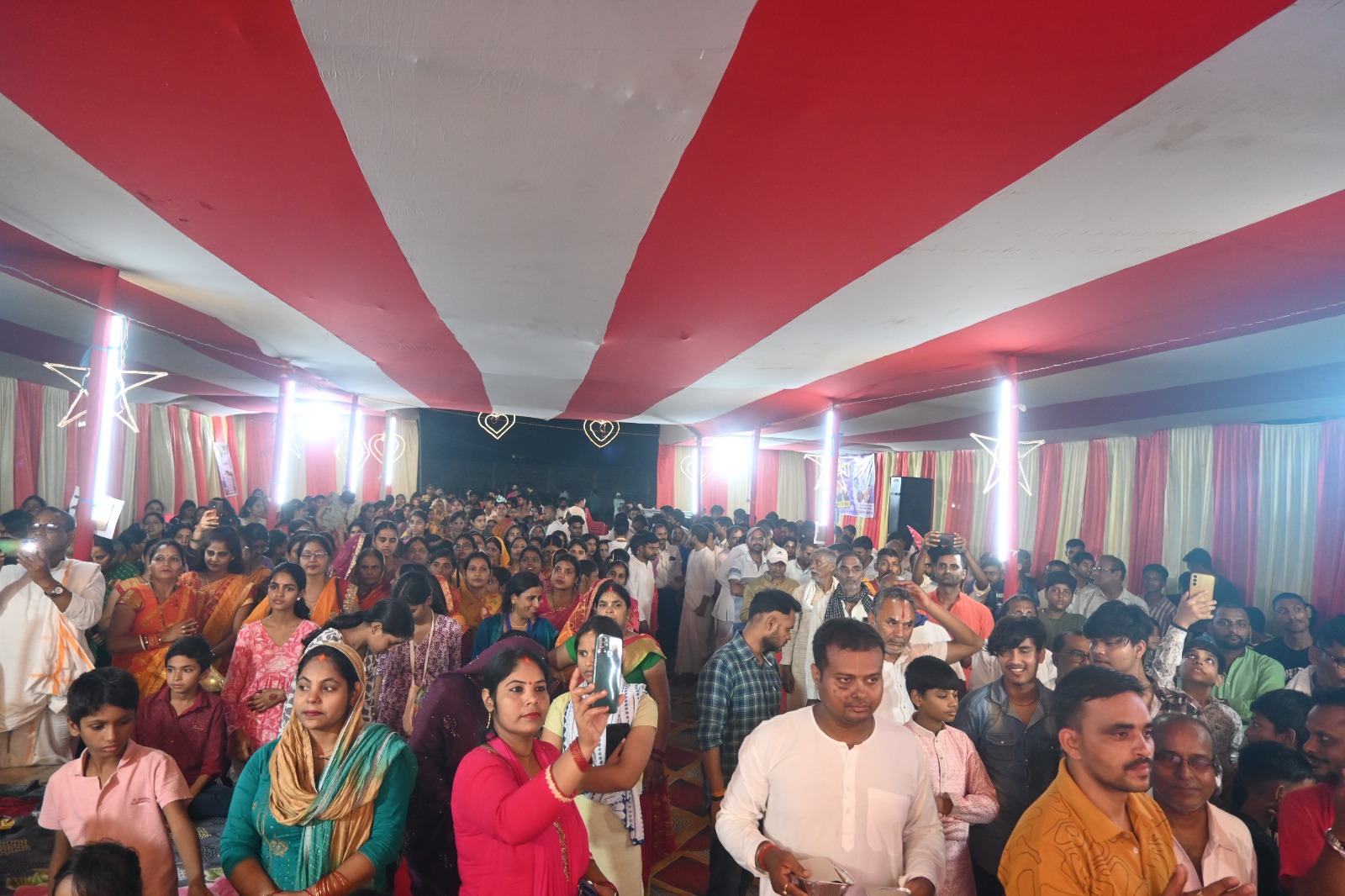 इस्कॉन मंदिर में लगी श्रद्धालुओं की भीड़