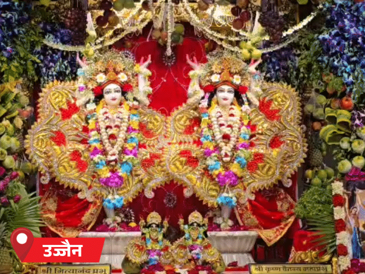 उज्जैन के इस्कान मंदिर में भगवान को विशेष फूलों से सजाया गया है।