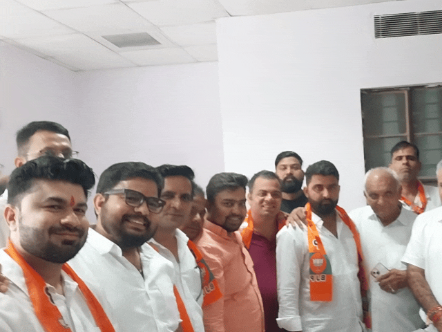 निकाय चुनाव में नामांकन वापस लेने वाले बागियों के साथ भाजपा प्रत्याशी और पदाधिकारी।