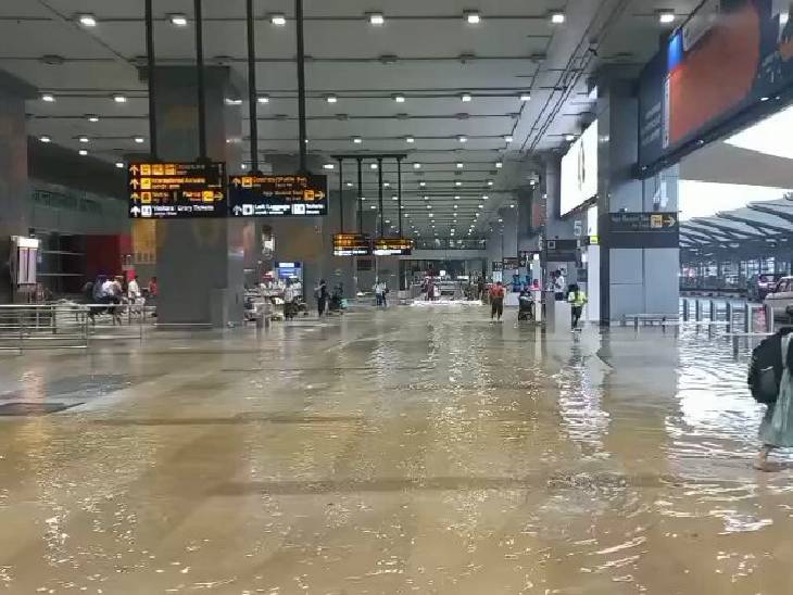 दिल्ली में भारी बारिश के बाद इंदिरा गांधी इंटरनेशनल एयरपोर्ट की बिल्डिंग में पानी भर गया।
