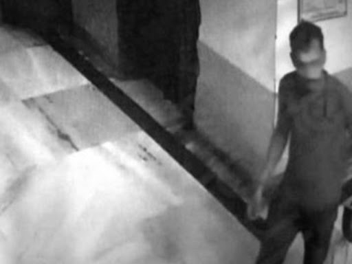 हॉस्पिटल में लगे CCTV कैमरे में संजय रॉय 9 अगस्त की सुबह 4:03 मिनट पर वार्ड में आता दिखा था। उसने टी-शर्ट और जींस पहनी थी। बाएं हाथ में हेलमेट पकड़ा था।