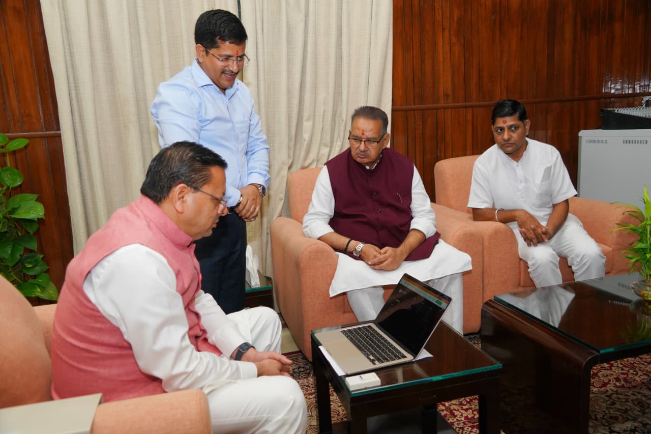 ऐप के संबंध में जानकारी लेते सीएम पुष्कर सिंह धामी।