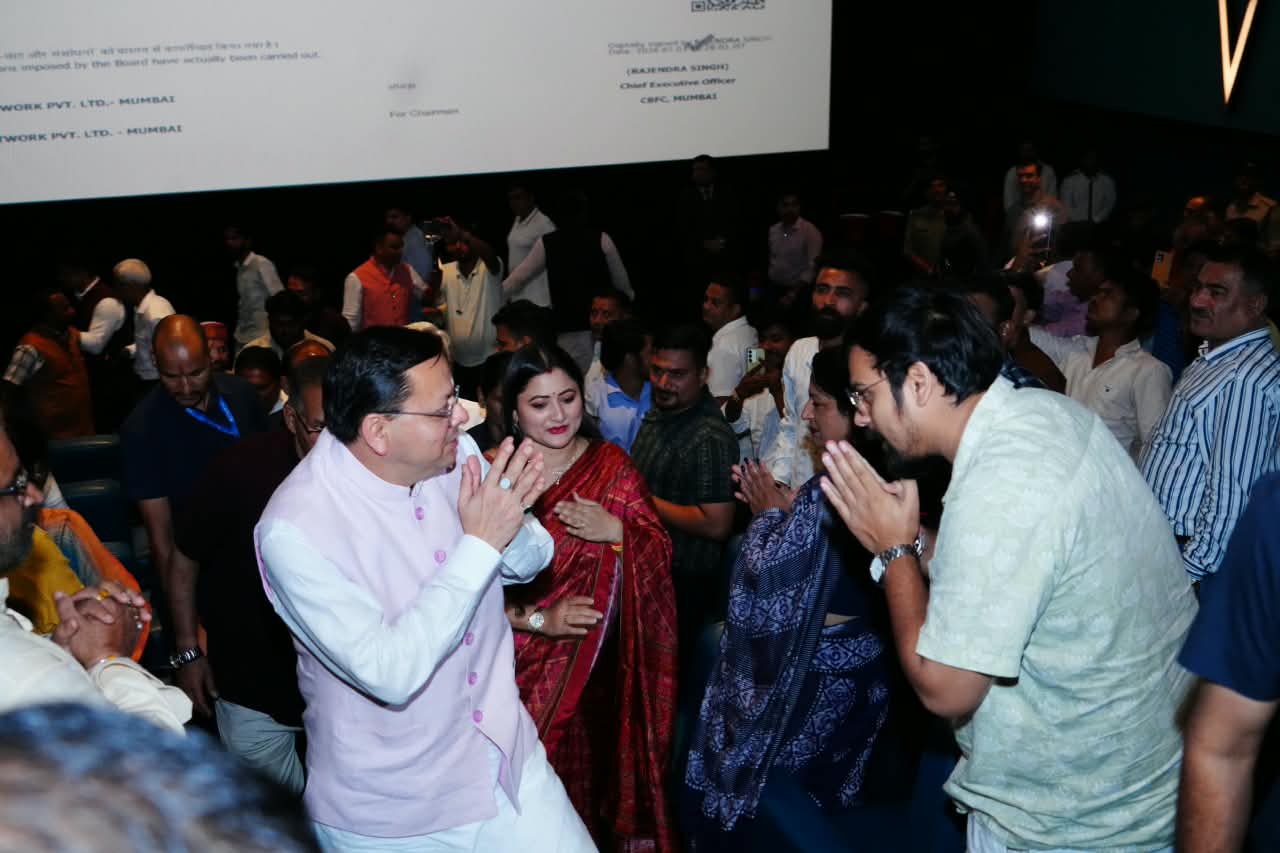 सिनेमा हॉल में लोगों का अभिवादन करते सीएम पुष्कर सिंह धामी।