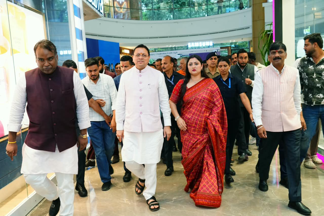 मूवी देखने के लिए जाते सीएम पुष्कर सिंह धामी।