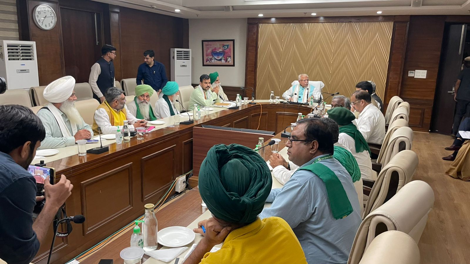 गुरुग्राम में केंद्रीय मंत्री मनोहरलाल से मांगों को लेकर चर्चा करते संयुक्त किसान मोर्चा के प्रतिनिधि।