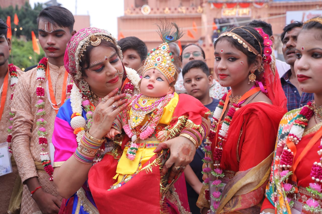 मथुरा में राधे-कृष्ण के रूप में सजकर भक्त पहुंचे हैं। महिलाएं लड्‌डू गोपाल का श्रृंगार करके ले आई है।