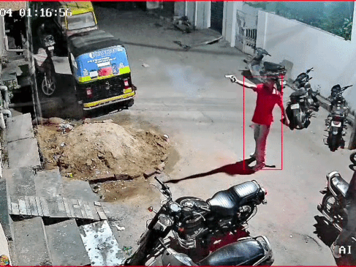 ये घटना पास लगे सीसीटीवी कैमरे में कैद हो गई। जिसमें आरोपी वारदात को अंजाम देते हुए नजर आ रहे हैं।