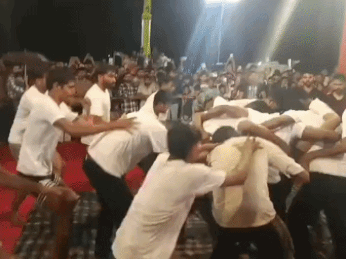 युवकों ने एक दूसरे पर चढ़कर फोड़ी हांड़ी।