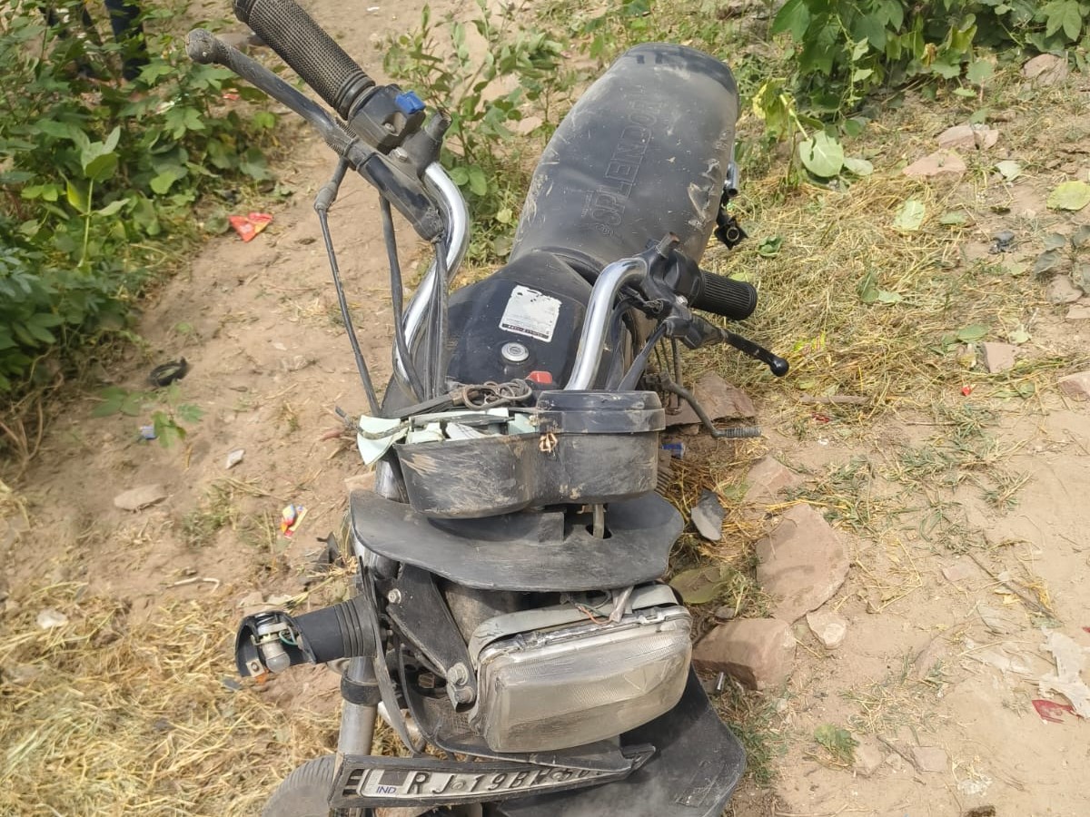 हादसे में बाइक बुरी तरह से क्षतिग्रस्त हो गई।