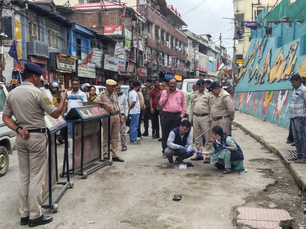 गुरुवार शाम सोलन के मालरोड पर इसी जगह युवक पर बिलचे से हमला किया गया था।