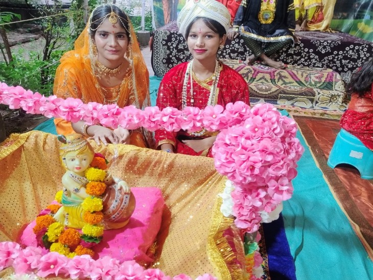 जिला मुख्यालय पर राजयोग भवन में भगवान श्री कृष्ण को पालने में झुलाते हुए की झांकी बेहद मनमोहक लग रही है।