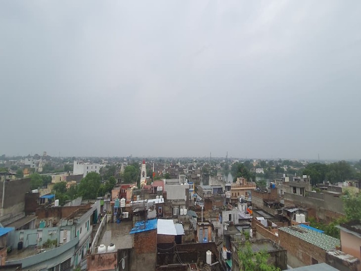 जिले में 24 घंटे में 24 MM बारिश हुई है । आज भी काले बादल छाए हुए है। रुक रुक कर बूंदाबांदी हो रही है।