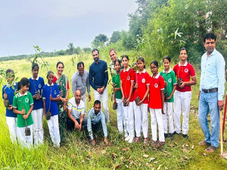 स्वामी विवेकानंद मॉडल स्कूल टोडारायसिंह में पौधारोपण करते शिक्षक संघ रेसटा से जुड़े टीचर और बच्चे