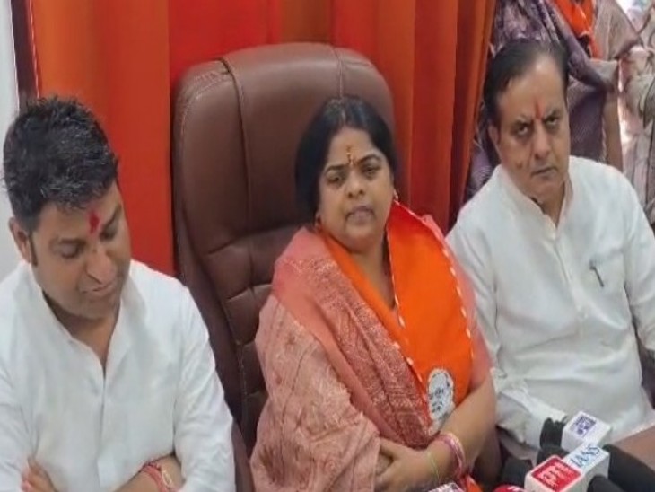 बीजेपी कार्यालय में राष्ट्रीय मंत्री एवं राज्य सभा सांसद संगीता यादव (बीच में)।