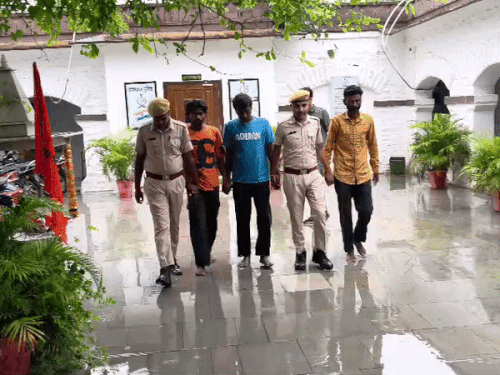 पुलिस गिरफ्त में अंतरराज्यीय गैंग के तीन शातिर बदमाश।