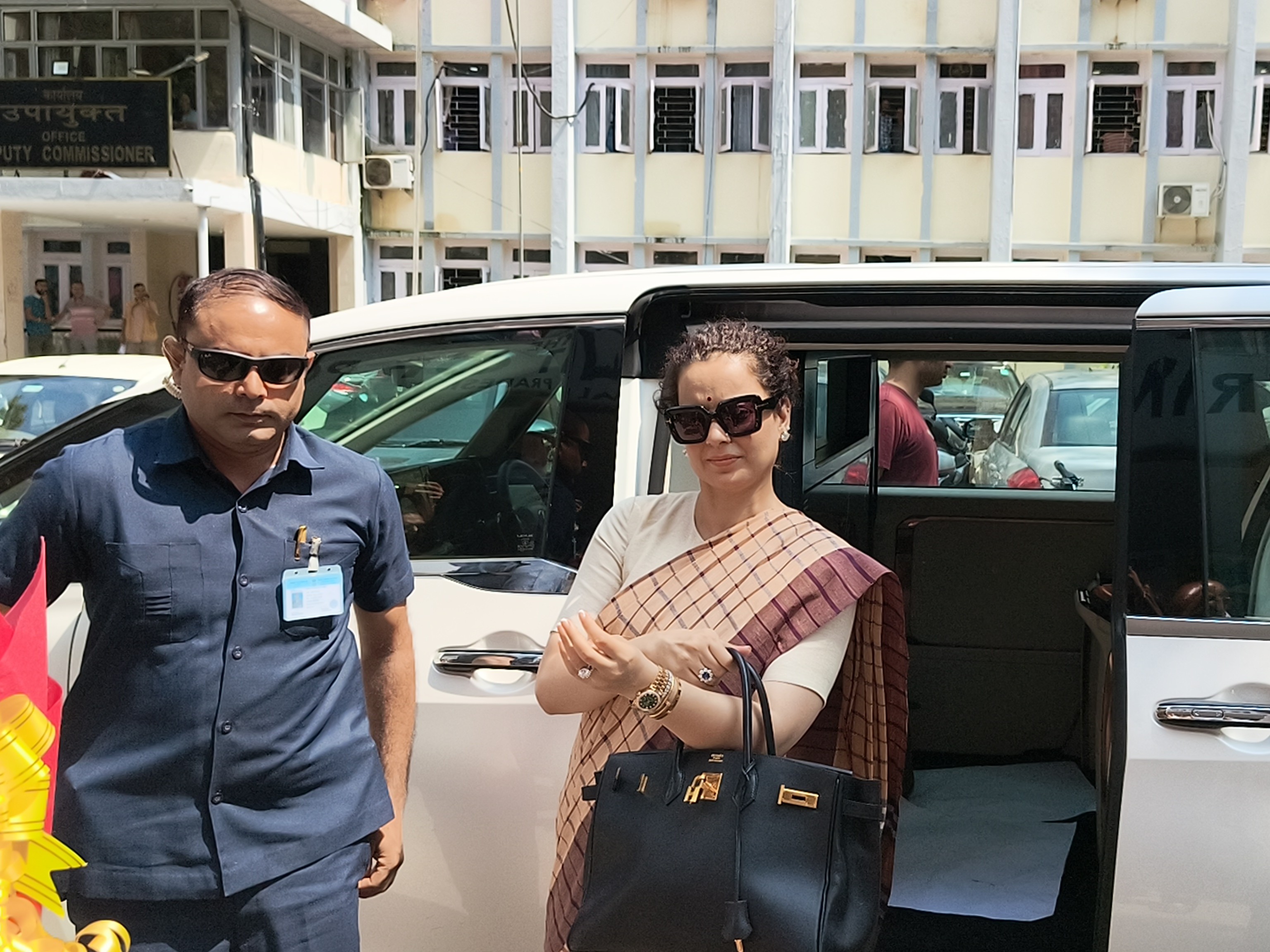 दिशा कमेटी मीटिंग के लिए जाते हुए सांसद कंगना रनोट।