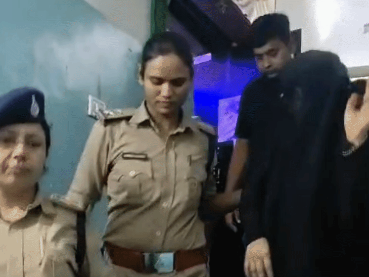 स्पा सेंटर से लड़की और लड़कों को लेकर निकली पुलिस - Dainik Bhaskar
