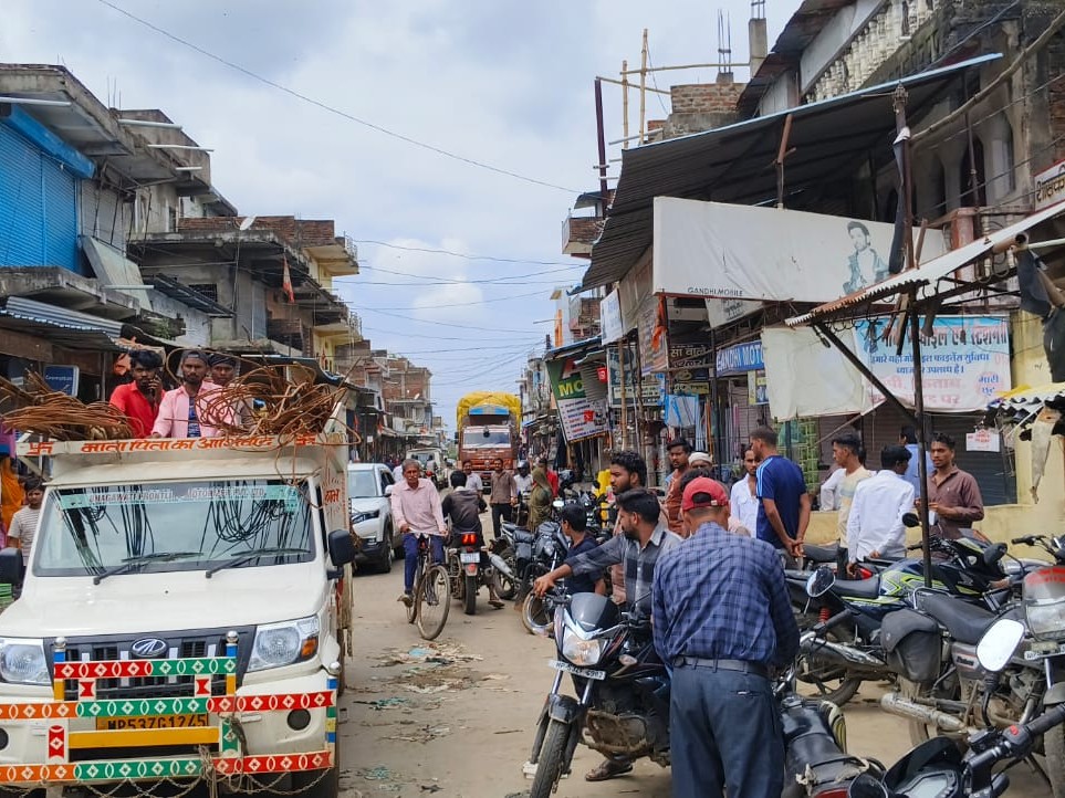 दुकानदारों के सामान सड़क पर रखने की वजह से बाजार में आए दिन जाम लगता है।
