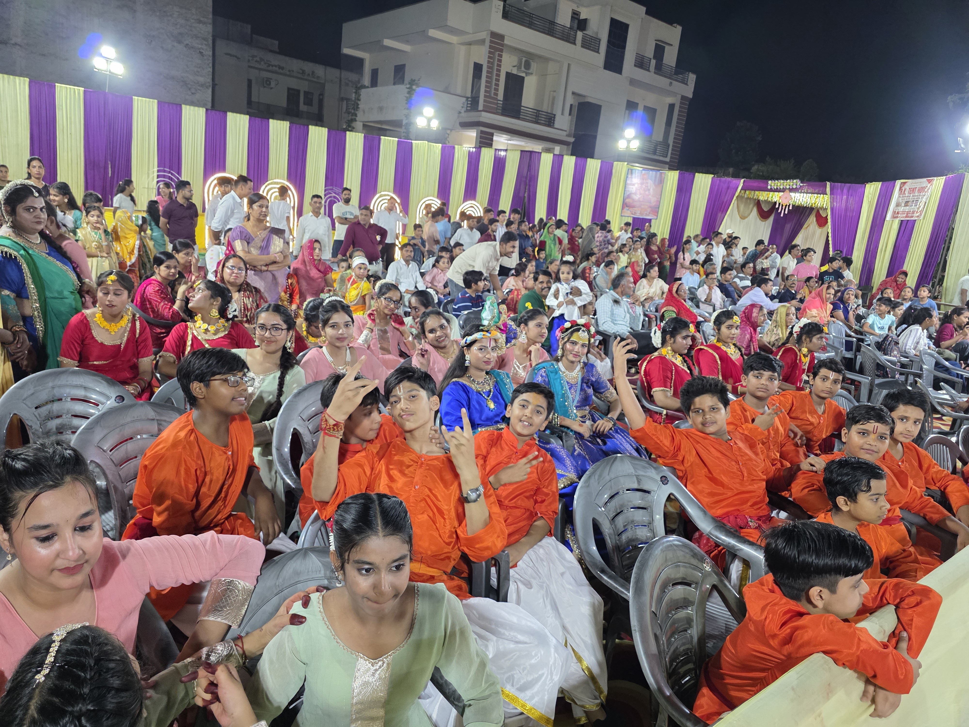 जन्माष्टमी के उत्सव में मौजूद श्रद्धालु।